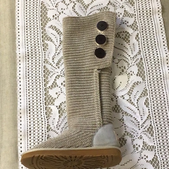 UGG knitted boots with 3 wooden buttons, cream/tan with grey heel - Picture 13 of 16